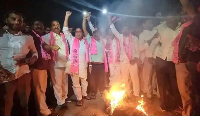 TRS ministers hold rasta roko on Vijayawada NH, traffic hit