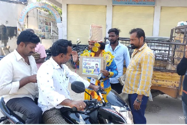 Don’t sell vote for note: Man in Lord Balaji getup pleads