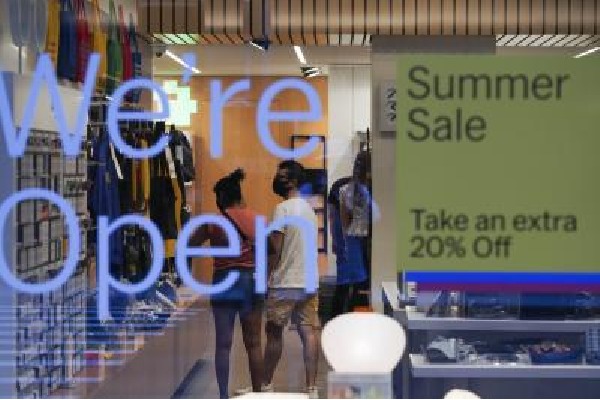 US initial jobless claims rise, signal softening labour market