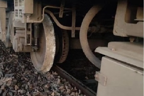 Narrow escape for passengers as Godavari Express derails near Hyderabad