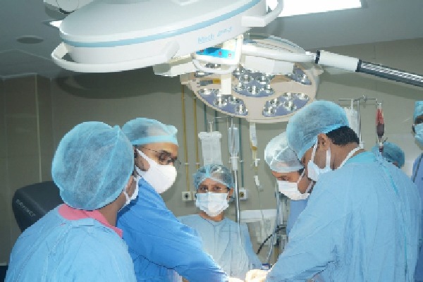 Doctors remove enlarged kidney carrying 20 litres of waste