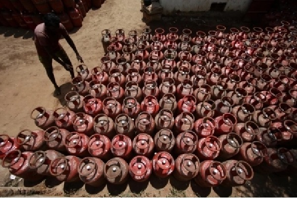 Cooking gas price hiked by Rs 50/cylinder, commercial gas up by Rs 350