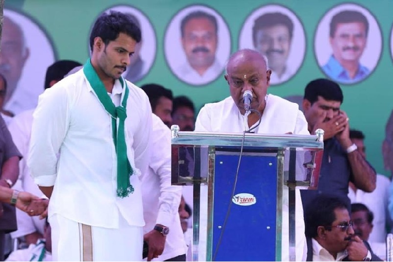 Nikhil Kumaraswamy prepares to open his innings from 'safe' Ramanagara