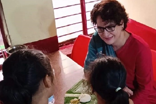 Priyanka tries her hands at making dosas in K'taka restaurant