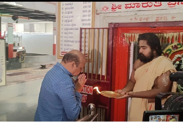 K'taka polls: CM Bommai offers special worship at Hanuman temple before voting