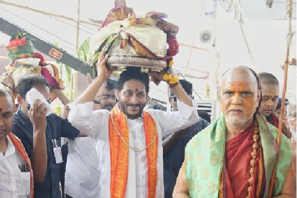 Jagan participates in Maha Yagam for Andhra's progress