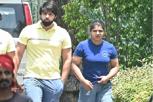 Sakshi Malik, Bajrang Punia at Minister Anurag Thakur's residence for talks
