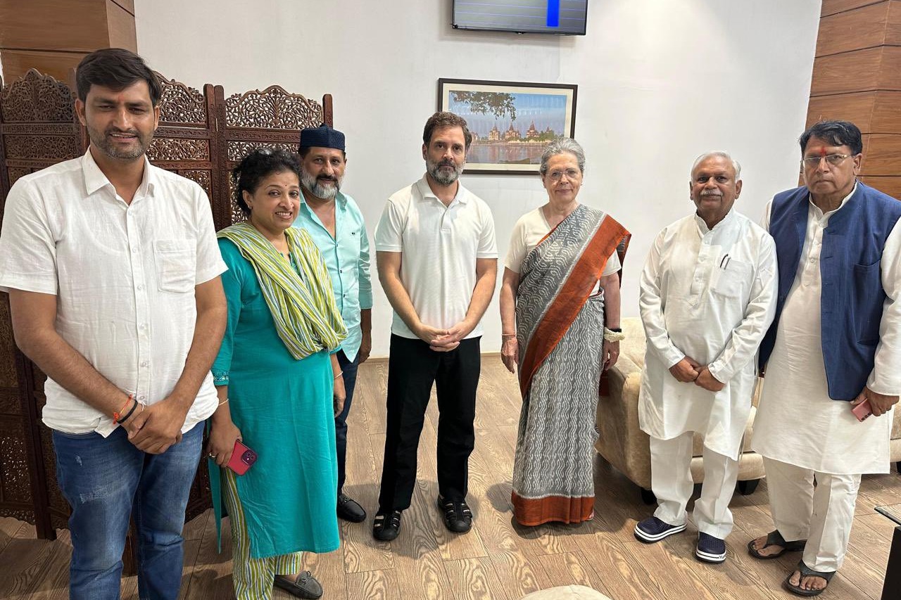 Aircraft carrying Sonia, Rahul makes emergency landing in Bhopal