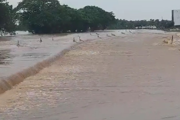 Hyderabad-Vijayawada highway flooded, traffic suspended