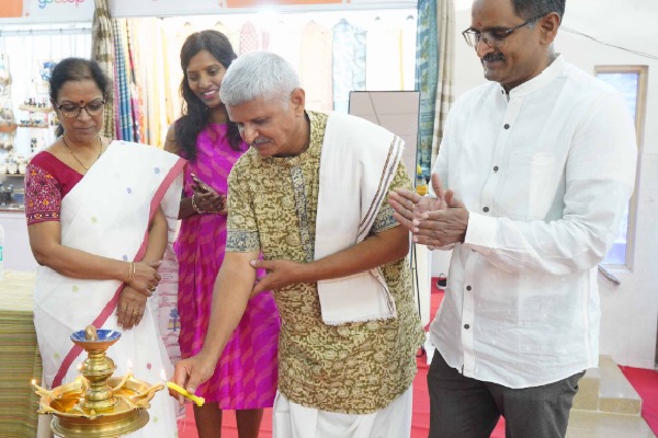 జాతీయ చేనేత దినోత్సవం పురస్కరించుకుని  ‘క్రాఫ్టింగ్ చేంజ్ అవార్డ్స్’ మరియు ‘గో స్వదేశీ’ హ్యాండ్లూమ్ ఎగ్జిబిషన్‌ను నిర్వహిస్తున్న గోకూప్