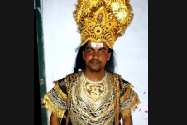 UP cop attacks 'Ravana' for abducting 'Sita' in Ramlila, gets suspended