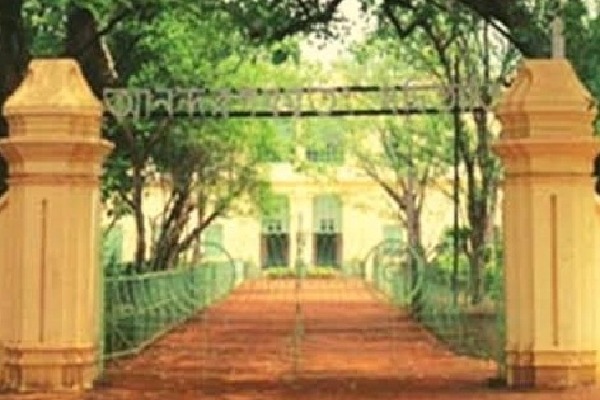 Congress fumes as plaques installed in Visva-Bharati have Modi's name, but make no mention of Tagore