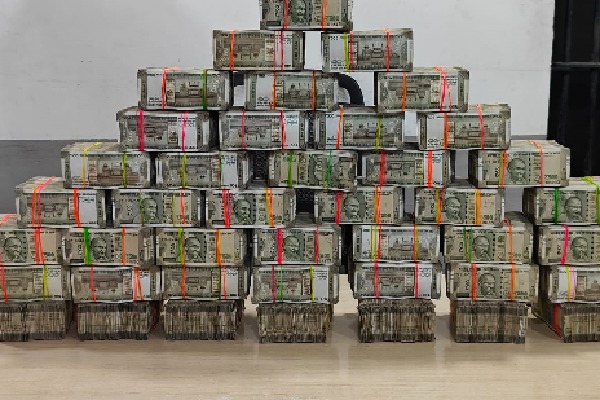 Pre-poll seizure of cash, gold in Telangana rises to Rs 525 crore