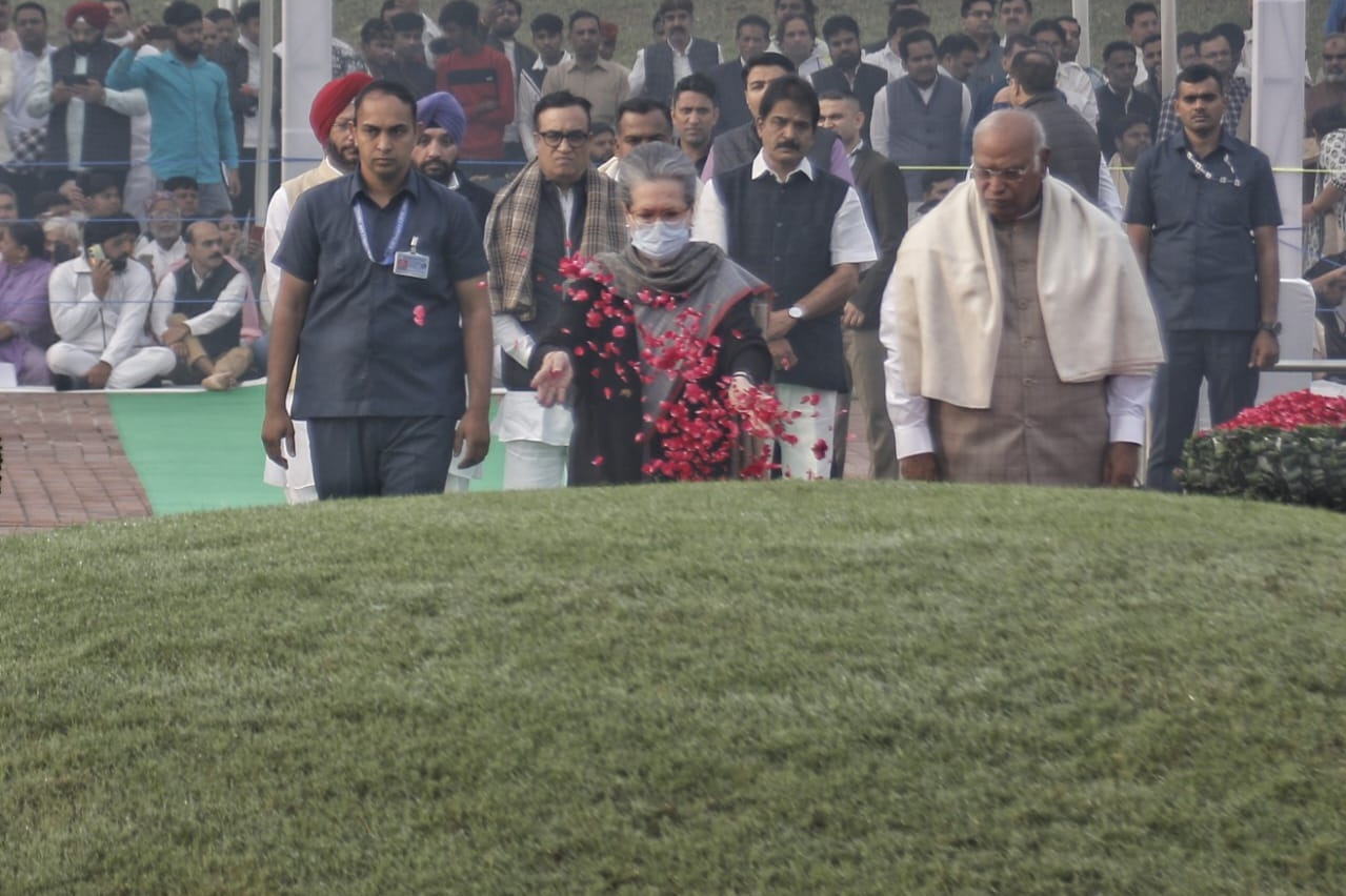 'Mother India needs values of her Jawahar of Hind', Rahul, Sonia, Kharge pay tributes to Nehru