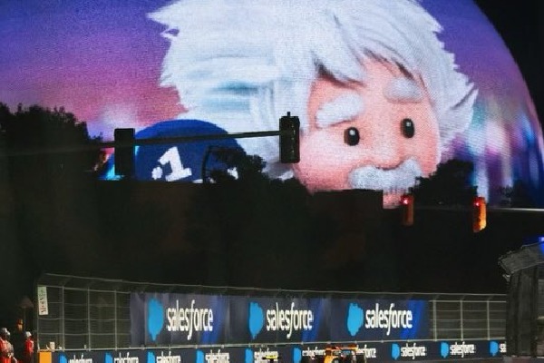 Salesforce CEO offers jobs to any OpenAI researcher who has quit