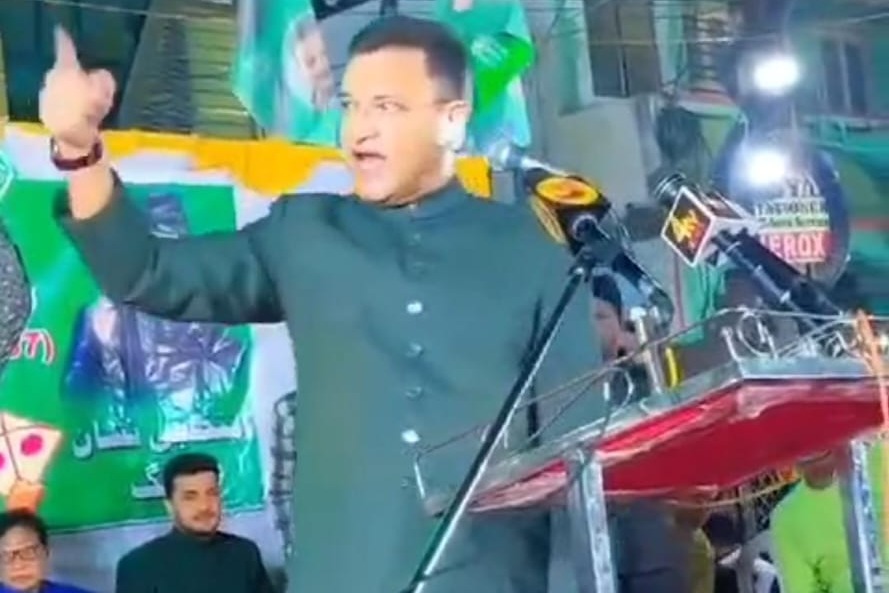 Akbaruddin Owaisi threatens police officer during campaigning