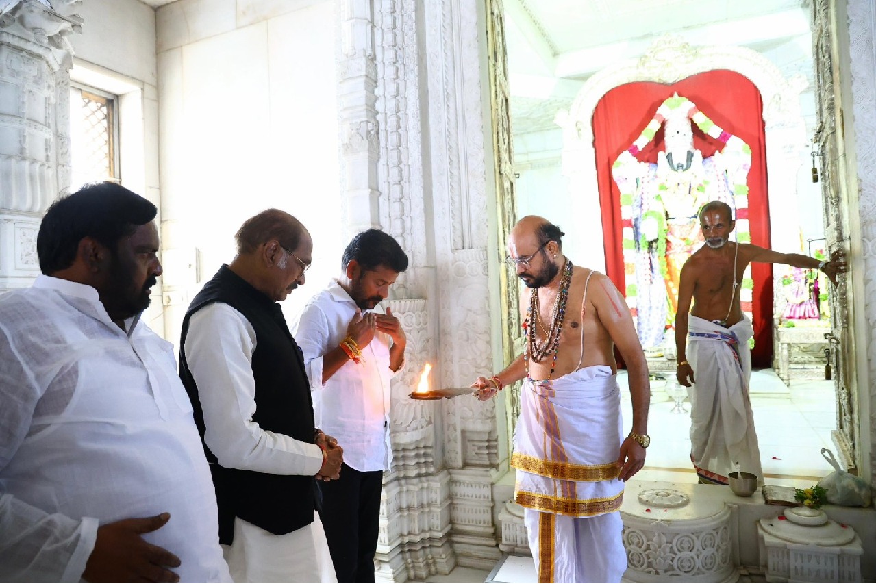A day before polling in Telangana, Revanth Reddy offers prayers at temple, dargah