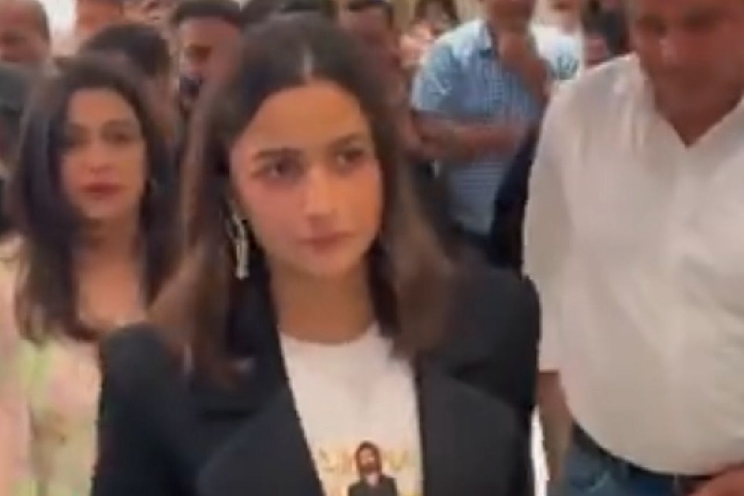 Alia draws flak from netizens as she dons Ranbir's 'Animal' themed
 tee; fans say 'copying Deepika'