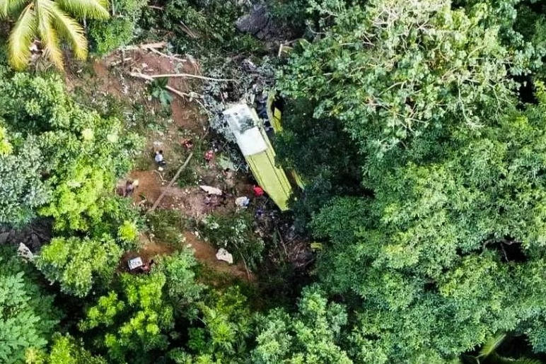 25 dead after bus plunges off cliff in Philippines