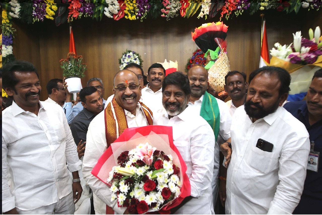 పదవీ భాద్యతలు స్వీకరించిన తుమ్మల