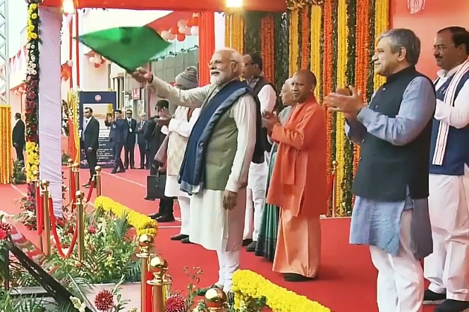 PM Modi flags off Jalna-Mumbai Vande Bharat Express amid cheers & claps