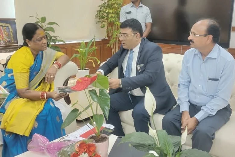 మంత్రి కొండా సురేఖతో హిందుస్థాన్ కోకా కోలా బెవరేజెస్ (హెచ్‌సిసిబి) కంపెనీ ప్రతినిధులు సమావేశమయ్యారు