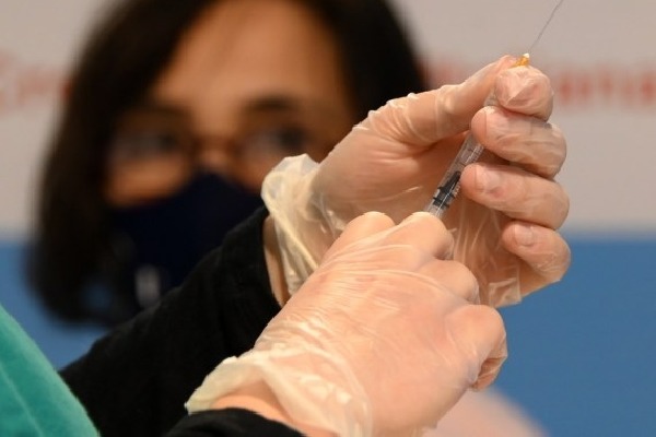 WHO warns of persistent threats from Covid