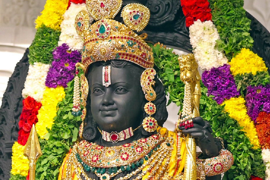 Tea seller in Munger serves free tea to people writing Shri Ram 11 times