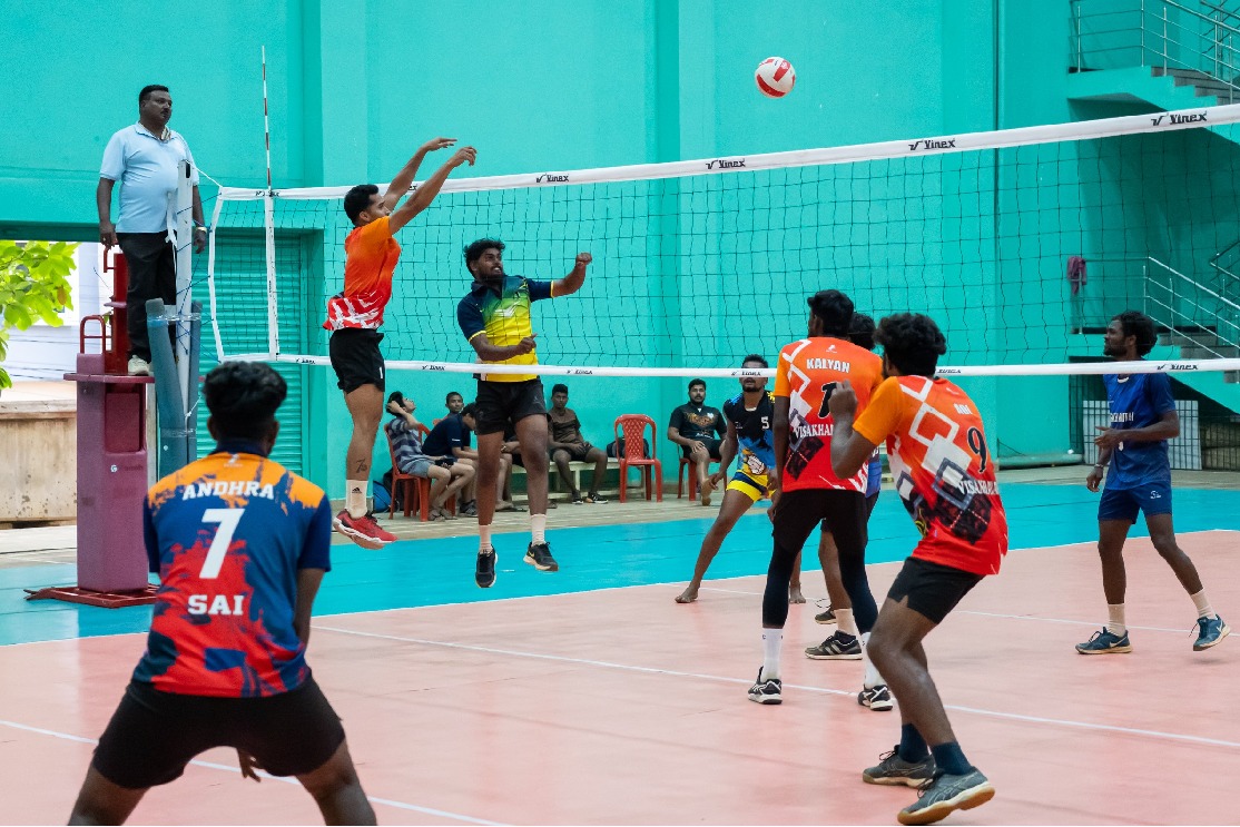 విజయ్‌ దేవరకొండ బ్లాక్‌ హాక్స్‌ ఓపెన్‌ 24