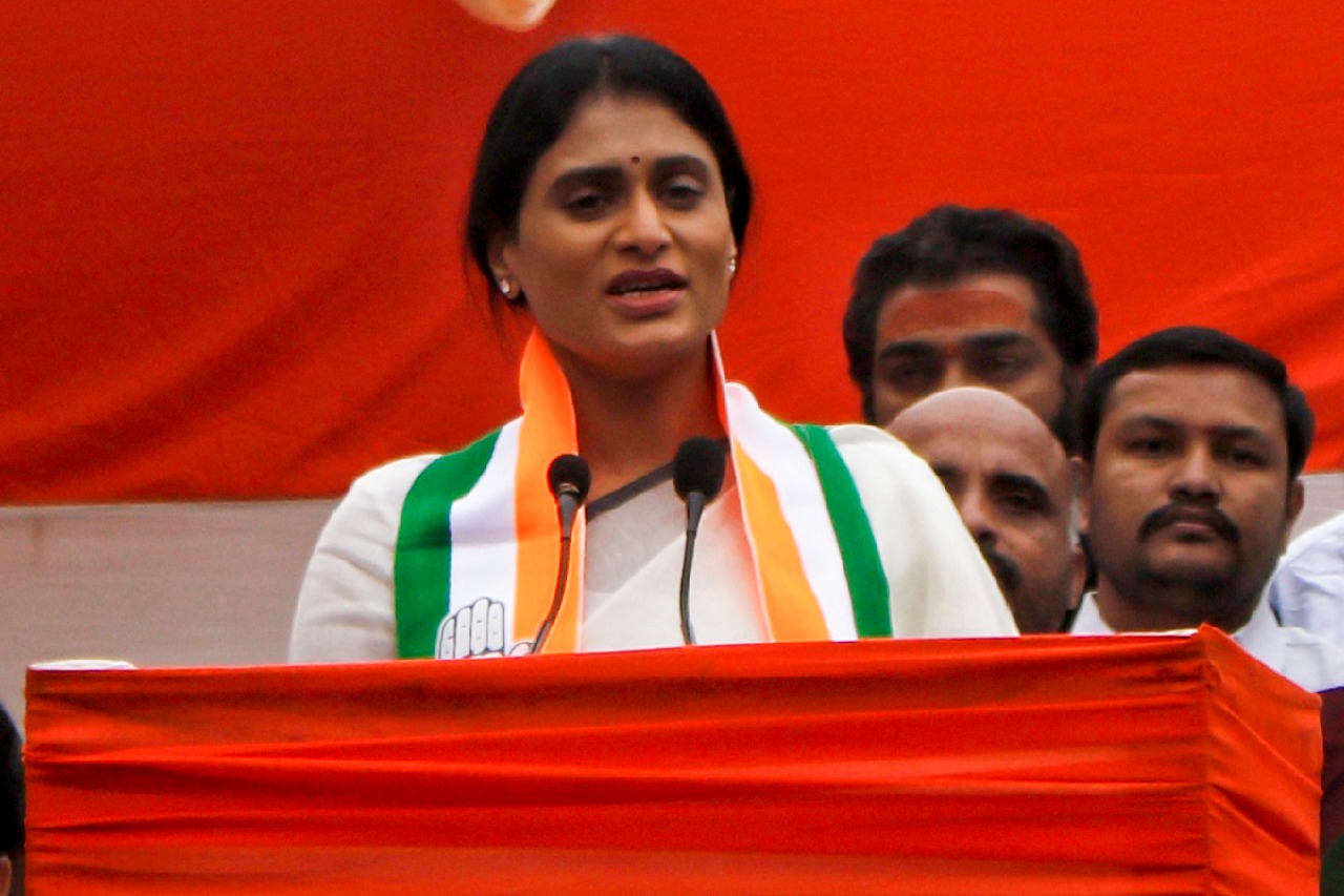 YS Sharmila poses questions to brother Jagan on 'Daga DSC'