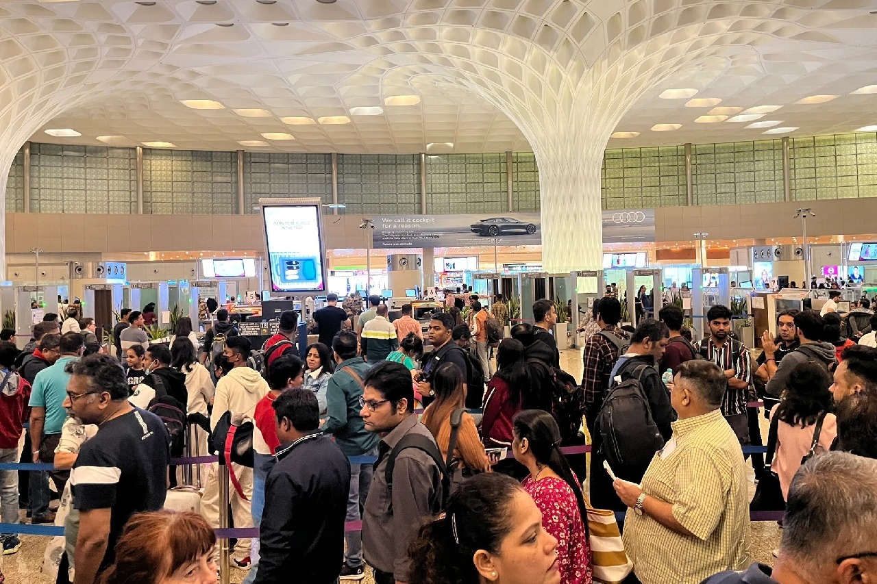 Mumbai airport congestion: Flights forced to hover for 40-60 minutes, 2000 kg extra fuel burned per hour