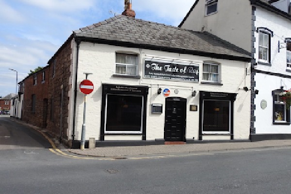 7-year ban on Indian restaurant owner for hiring illegal workers in UK