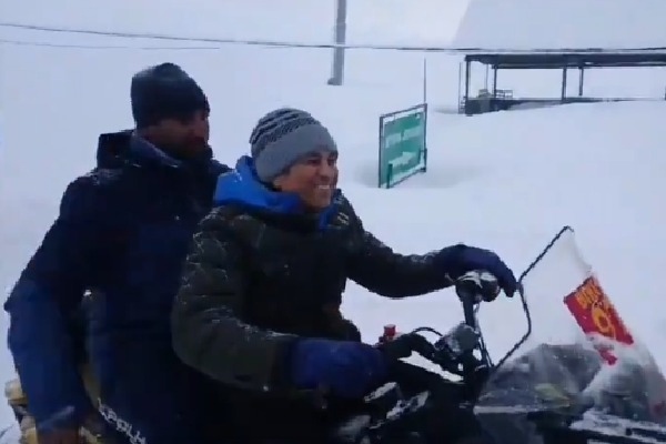 Sachin Tendulkar enjoys snowfall in Kashmir, to visit Kaman Post at LoC