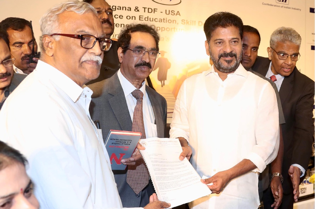 హోటల్ వెస్టిన్‌లో "విద్య, నైపుణ్యాభివృద్ధి & వ్యవస్థాపక అవకాశాలు" అంశంపై నిర్వహించిన సమావేశానికి ముఖ్య అతిథిగా హాజరైన ముఖ్యమంత్రి రేవంత్ రెడ్డి