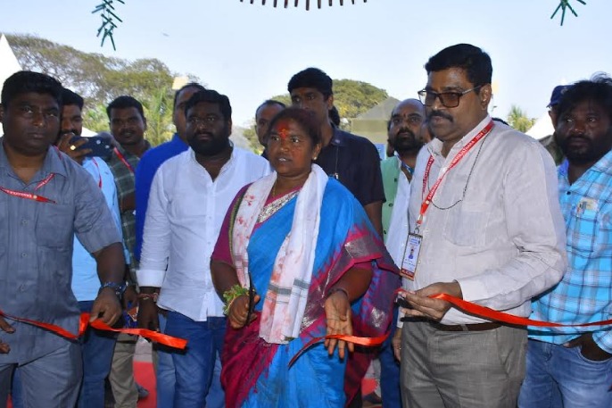 ట్రైబల్ ఆర్ట్, హ్యాండ్లూమ్స్ , హ్యాండీక్రాఫ్ట్ సమ్మేళంను ప్రారంభించిన మంత్రి సీతక్క