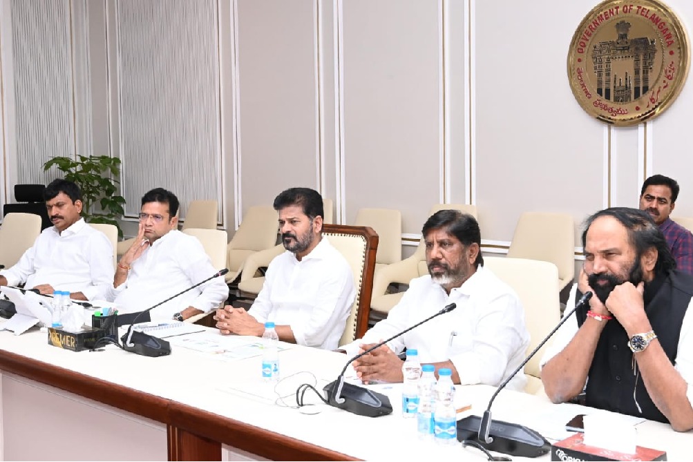 ఫొటోలు: - గృహ జ్యోతి, రూ.500 కు గ్యాస్ సిలిండర్ పథకాల అమలుపై ముఖ్యమంత్రి ఏ.రేవంత్ రెడ్డి, కేబినెట్ సబ్ కమిటీ తో సమీక్ష సమావేశం నిర్వహించారు