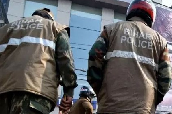 Girl student jumps in front of Bihar Deputy CM's car in Patna