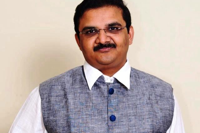 Impact of Alcohol Consumption on Eye Health: Insights from a Senior Cataract Surgeon