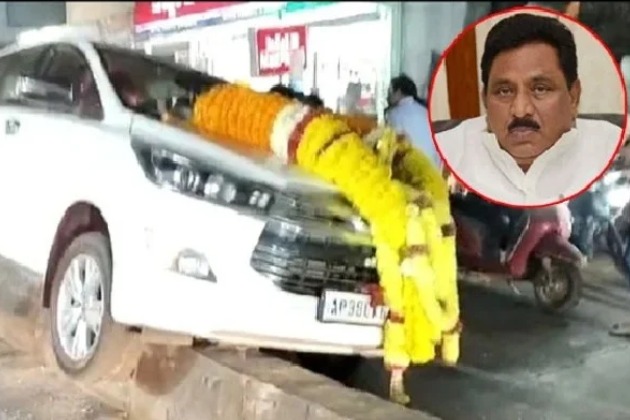 Former AP Minister Chinna Rajappa's narrow escape in road accident