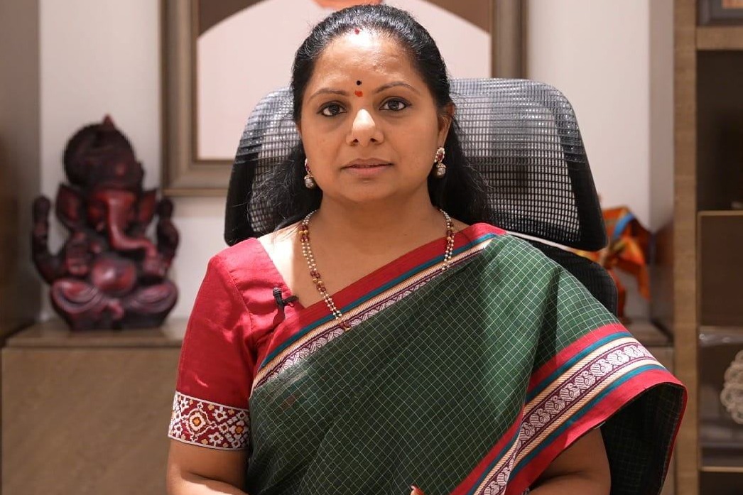 Kavitha meets KCR at farmhouse following CBI notices
