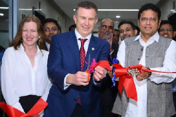 హైదరాబాద్‌లో నూతనంగా విస్తరించిన మెడ్‌ట్రానిక్ ఇంజినీరింగ్ & ఇన్నోవేషన్ సెంటర్‌ను ప్రారంభించిన మంత్రి  శ్రీ డి. శ్రీధర్ బాబు