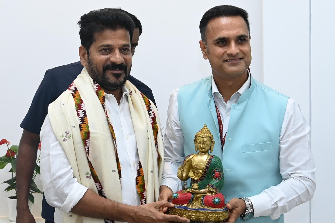  ఫొటోలు: - సచివాలయంలో ముఖ్యమంత్రి రేవంత్ రెడ్డిని కలిసిన కేంద్ర వ్యవసాయ శాఖ జాయింట్ సెక్రటరీ రితేష్ చౌహన్