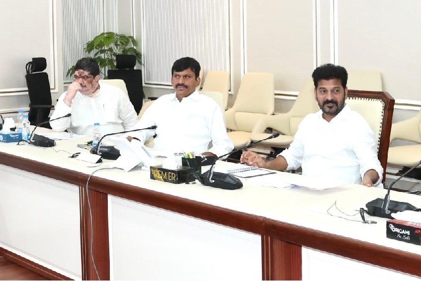 హౌసింగ్ స్కీమ్ అమలుకు సంబంధించిన మార్గదర్శకాలను రూపొందించేందుకు రేవంత్ రెడ్డి నేతృత్వంలోని తెలంగాణ ప్రభుత్వం సమీక్షా సమావేశం నిర్వహించింది