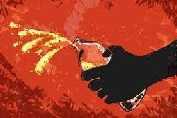 Three girl students attacked with acid in Karnataka college, attacker caught