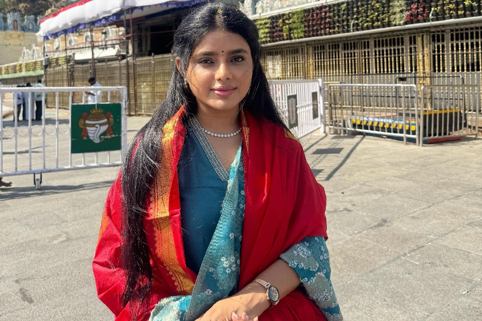 తిరుమలలో ‘డియర్ ఉమ’ హీరోయిన్ సుమయా రెడ్డి 