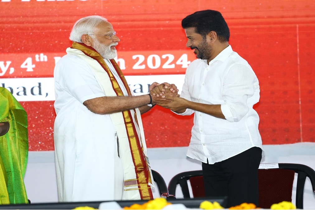 ఆదిలాబాద్ లో పలు అభివృద్ధి పనుల శంకుస్థాపన కార్యక్రమానికి హాజరైన ప్రధాని మోదీ, ముఖ్యమంత్రి రేవంత్ రెడ్డి, గవర్నర్ తమిళిసై సౌందర రాజన్