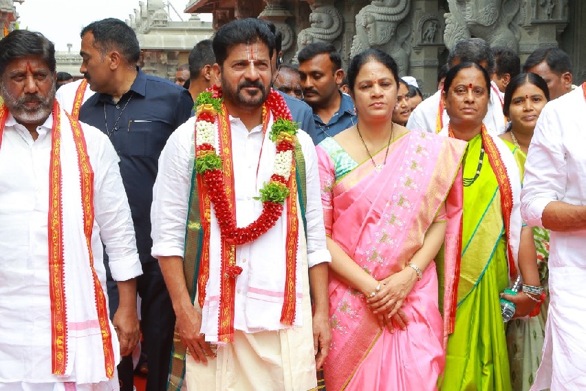  ఫొటోలు:- యాద‌గిరిగుట్ట లక్ష్మీన‌ర‌సింహ‌స్వామి దేవాల‌యాన్ని స‌తీస‌మేతంగా ద‌ర్శించుకున్న ముఖ్య‌మంత్రి రేవంత్ రెడ్డి.