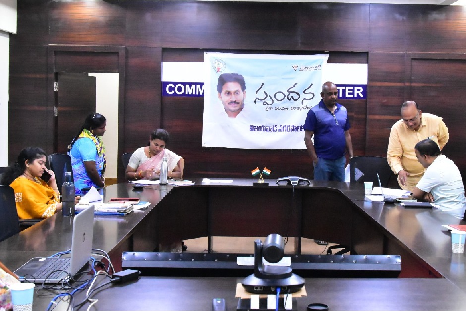 ప్రజల సమస్యలకు పరిష్కారం స్పందన:  ప్రజలు నుండి అధికారులు దరఖాస్తు స్వీకరించారు