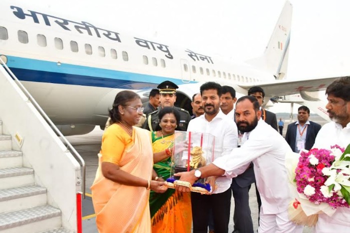 ఫొటోలు: - హైదరాబాద్ చేరుకున్న భారత రాష్ట్రపతి ద్రౌపది ముర్ము గారికి శంషాబాద్ విమానాశ్రయంలో సాదర స్వాగతం పలికిన ముఖ్యమంత్రి శ్రీ రేవంత్ రెడ్డి