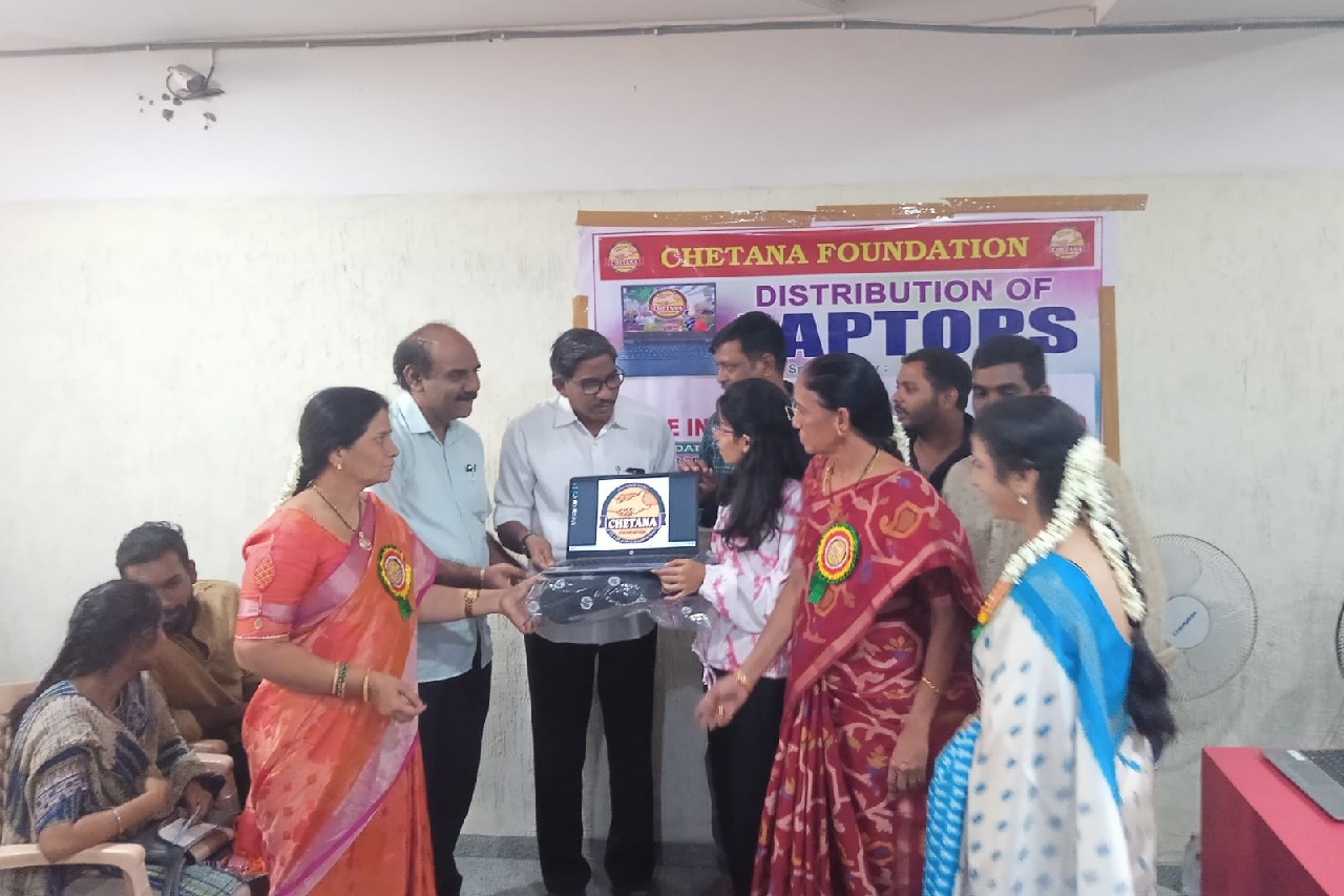 చేతన ఫౌండేషన్ ఆధ్వర్యంలో విద్యార్థులకు ల్యాప్‌టాప్ లు  మరియు పేద మహిళలకు కుట్టు మిషన్ పంపిణీ